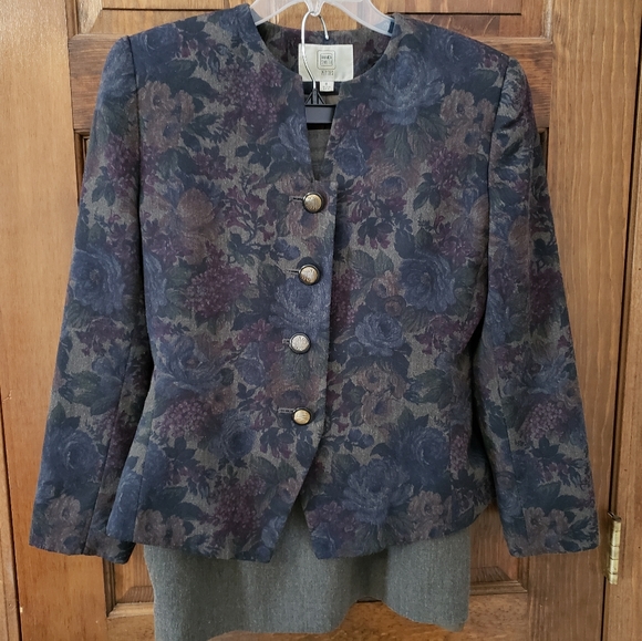 Amanda Smith Dresses & Skirts - Amanda Smith Petites suit